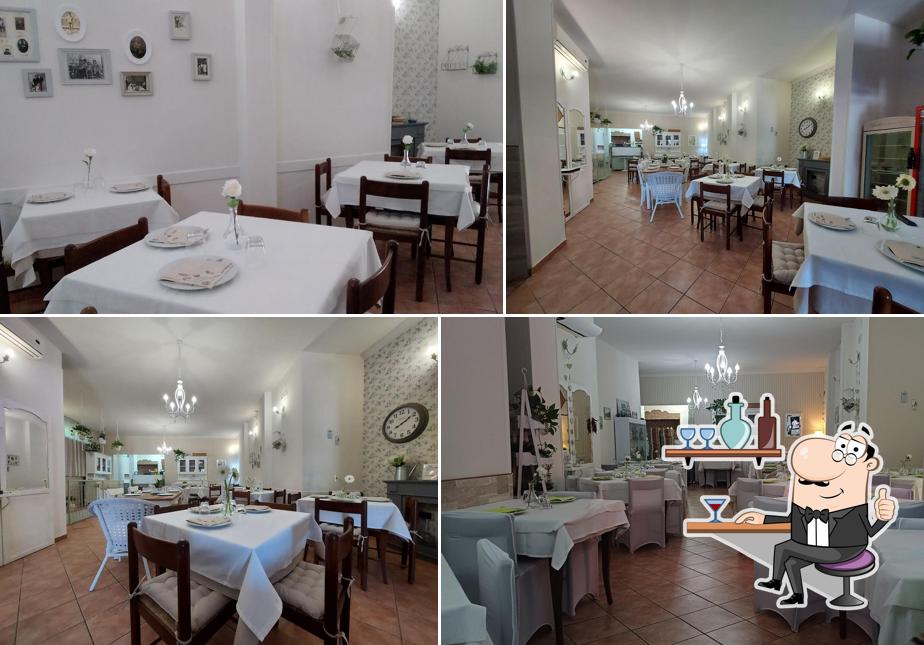 Dai un'occhiata agli interni di Regina di Cuori pizzeria