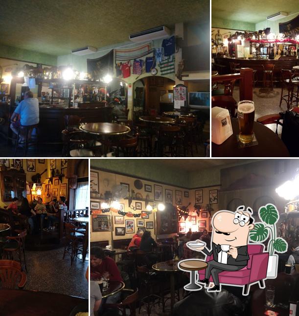 Siediti a un tavolo di Claddagh pub