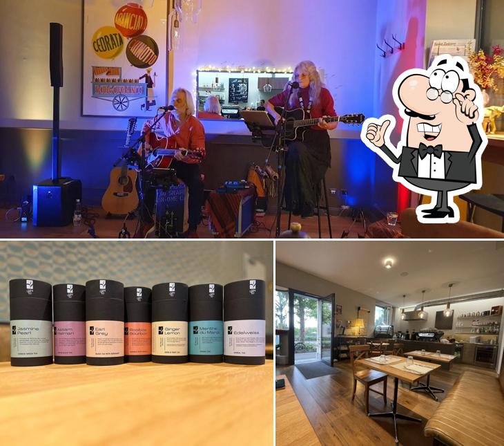 La foto della interni e bevanda di zouzou caffè & bar