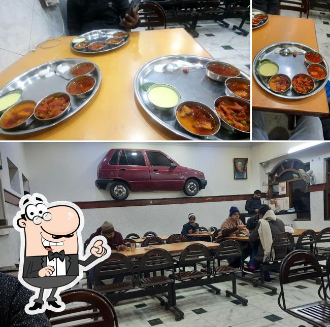 This is the photo depicting interior and food at One 2 One Shakahari