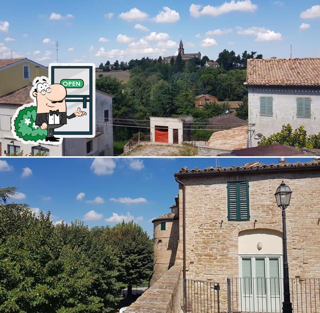Goditi la vista dall'area esterna di Agorà Caffè