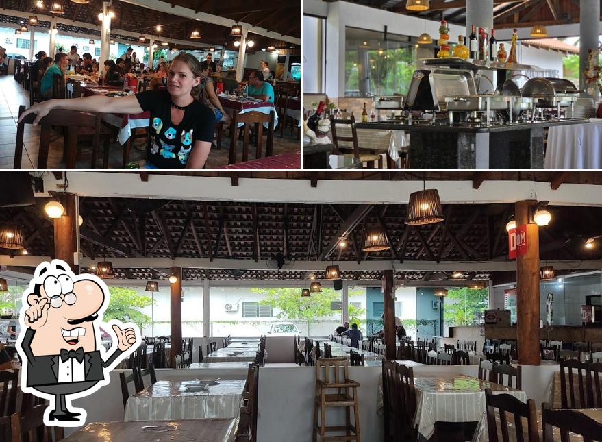 Sente em uma das mesas no Churrascaria Arena Grill