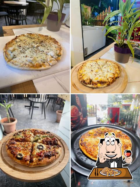 Get pizza at Mauli Vadapav & Cafe