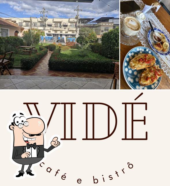 Sente em uma das mesas no Vidé Cafeteria