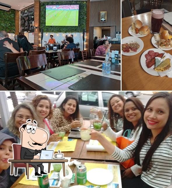 Sente em uma das mesas no Boteco Boa Vista