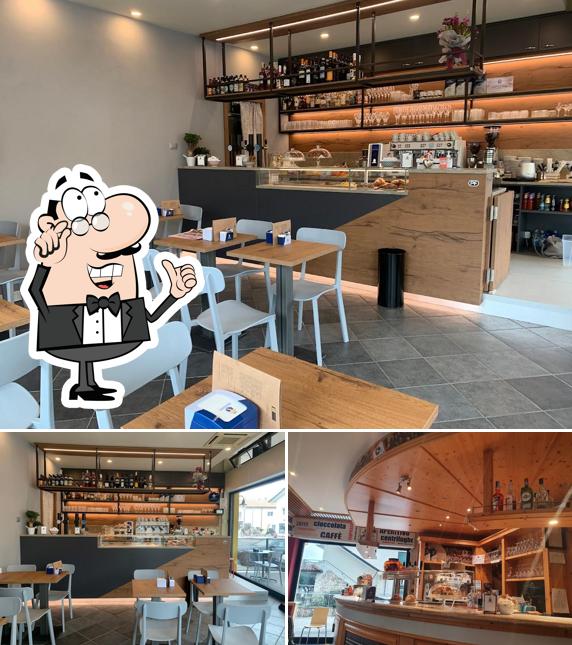 La immagine di interni e bancone da bar da Venti3 - caffè bistrot -