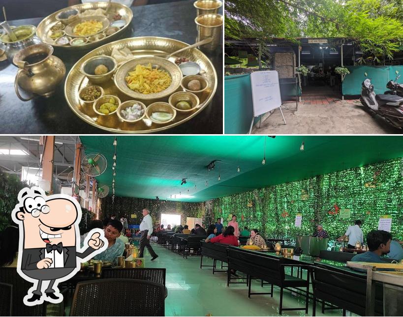 This is the photo displaying exterior and food at Shrimant Misal Aani Barech Kahi, Abhimaanshri