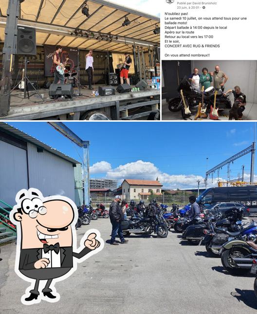 Guarda la foto che mostra la esterno e interni di United bar