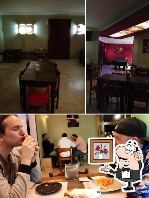 La foto della interni e cibo di pub publick
