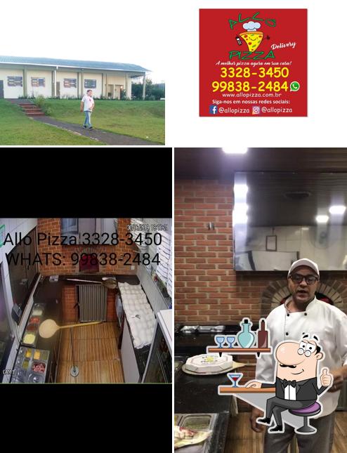 Sente em uma das mesas no Allo Pizza Delivery