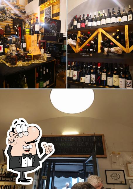 La foto della interni e lavagna di Enoteca Trevví