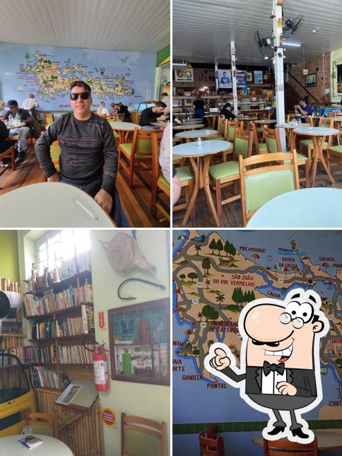 Sente em uma das mesas no Restaurante Comer Bem