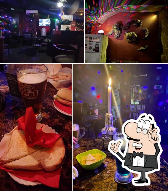 Dai un’occhiata alla foto che mostra la interni e cibo di Dylan Dog Horror Pub