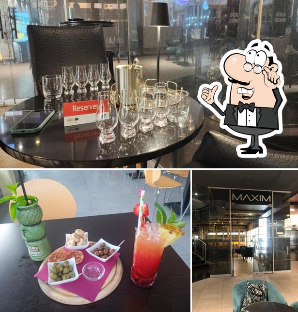 Tra le diverse cose da Maxim Lounge Bar si possono trovare la interni e cibo