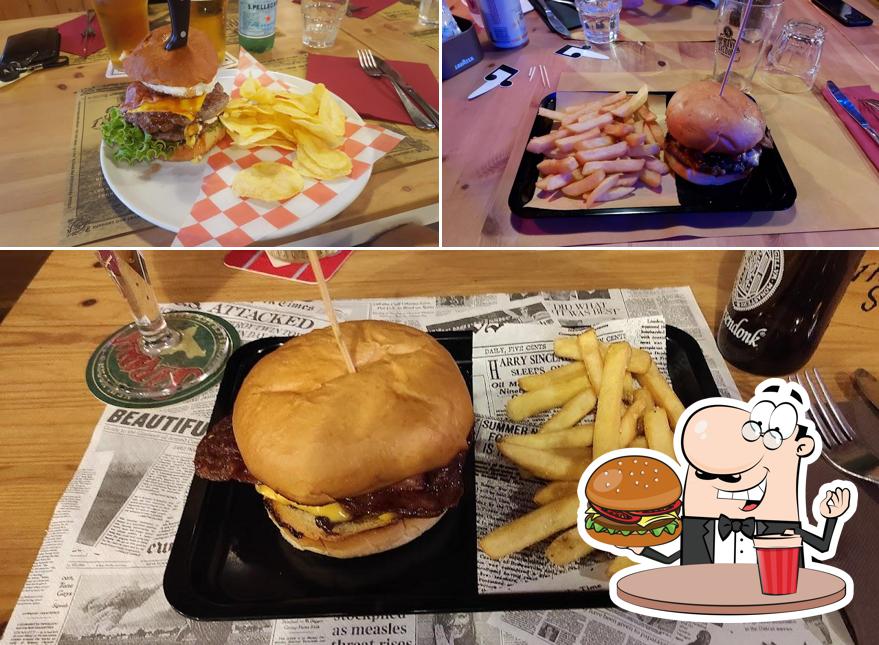 Ordina un hamburger a The River Saloon