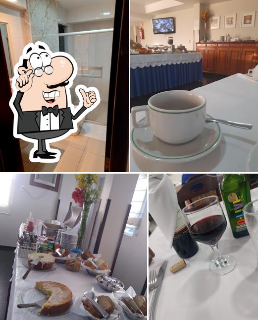 Sente em uma das mesas no Grupo Gramado Hotel