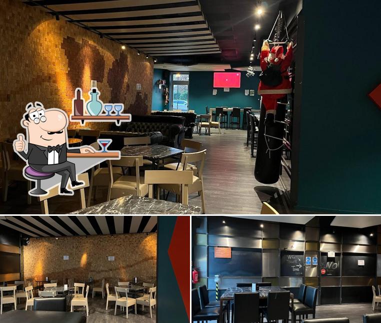 Siediti a un tavolo di Caffè Doppio