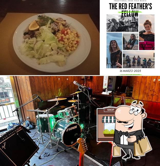 La foto della esterno e cibo di Excalibur pub