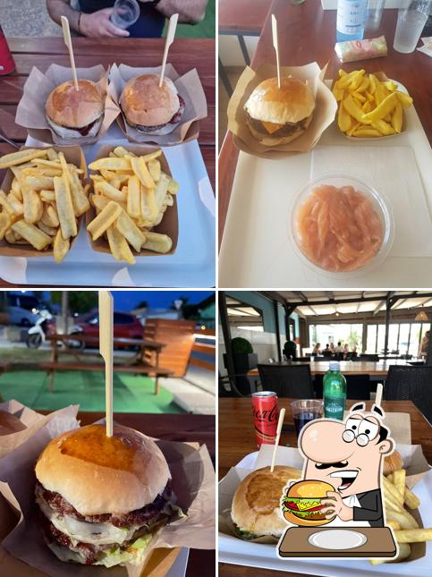 Prova uno dei tipi di hamburger serviti a Baracuda Burgers