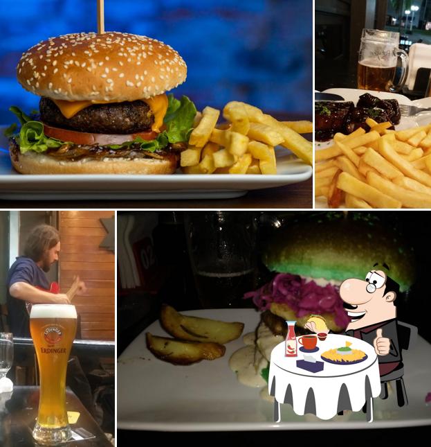 Deguste um dos hambúrgueres oferecidos no Arnaldo Bar
