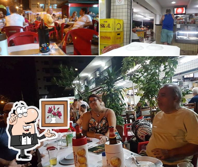 Sente em uma das mesas no Lanchonete e restaurante Diferente