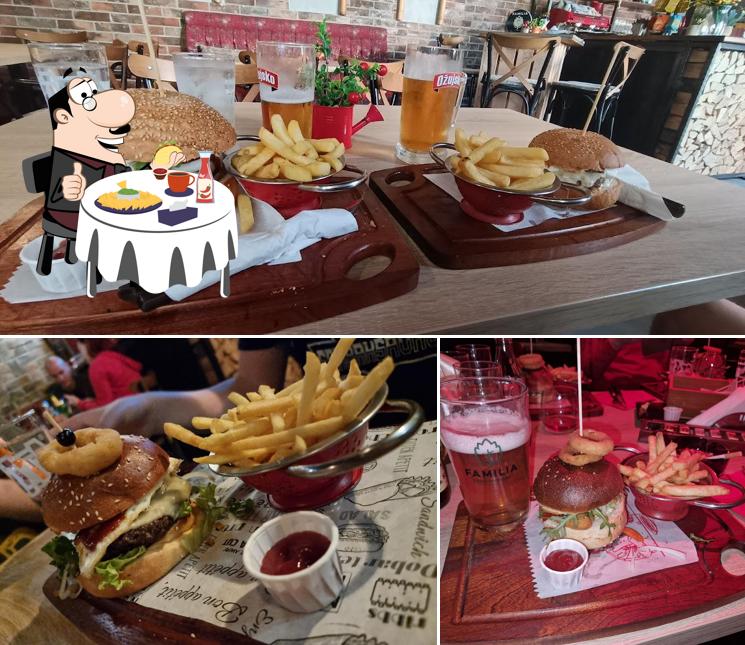 Ordina un hamburger a No Name Pub