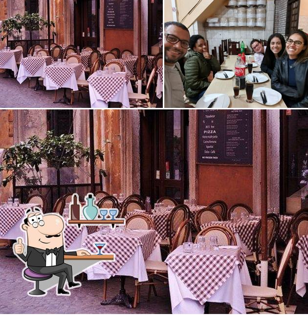 A imagem da interior e pizza no Pizzaria Bona Notte