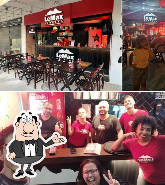 Veja imagens do interior do Lemax Hamburgueria - Méier