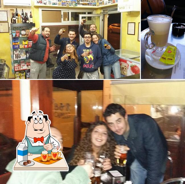 Goditi un drink a Caffe Tazza Doro