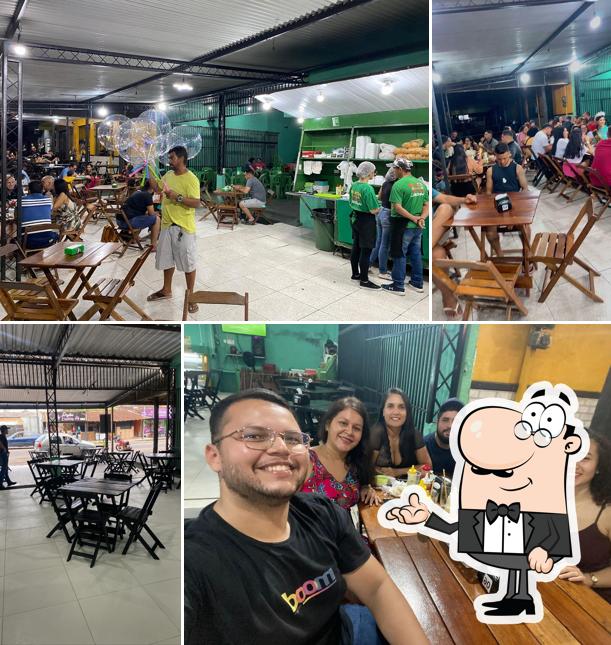 Sente em uma das mesas no ELSON LANCHES