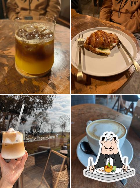 Entre diversos coisas, comida e bebida podem ser encontrados no Garden Coffee Bar