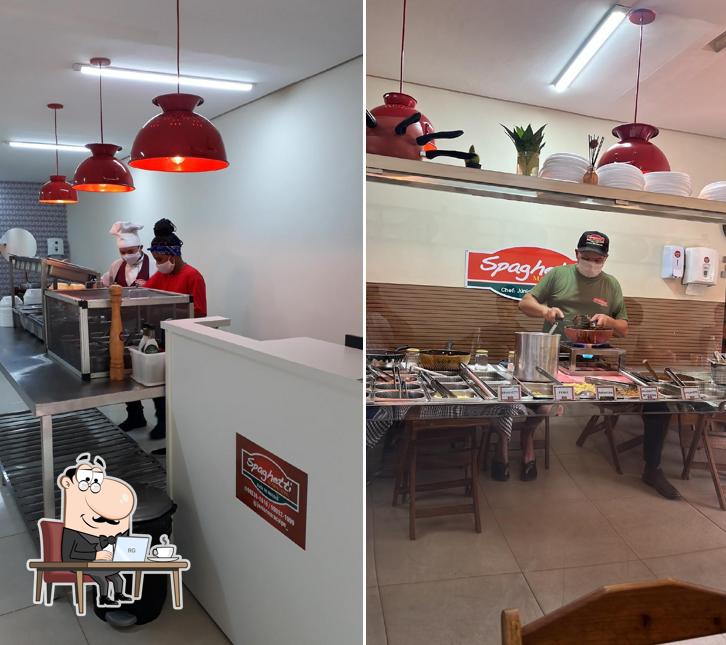 Sente em uma das mesas no Spaghetti Maracaípe