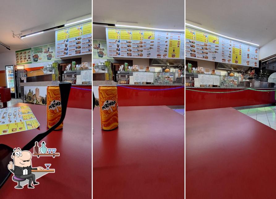 Gli interni di Ghias kebab nonsolokebab