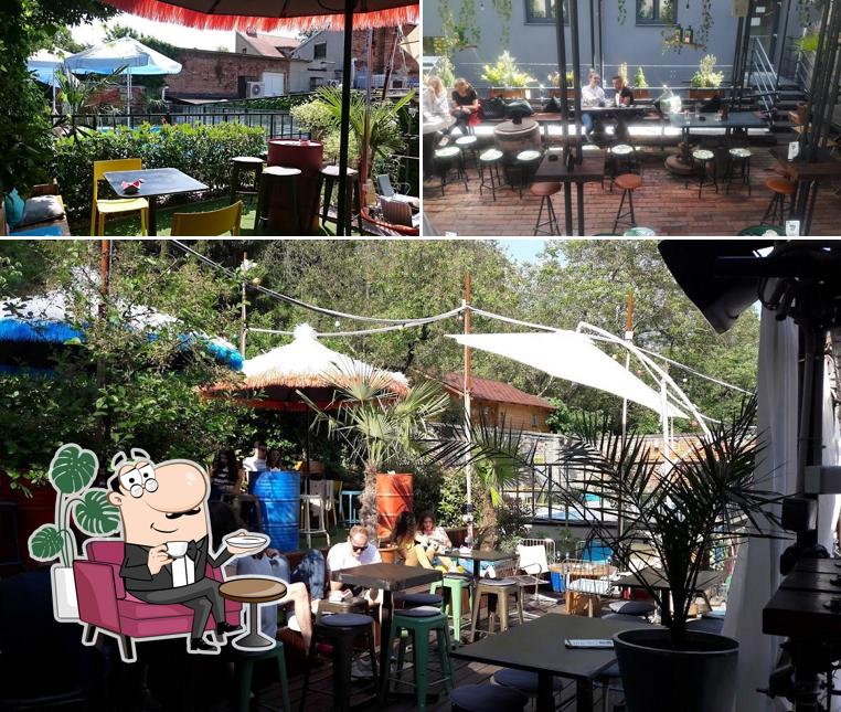 Gli interni di The Swanky Bar