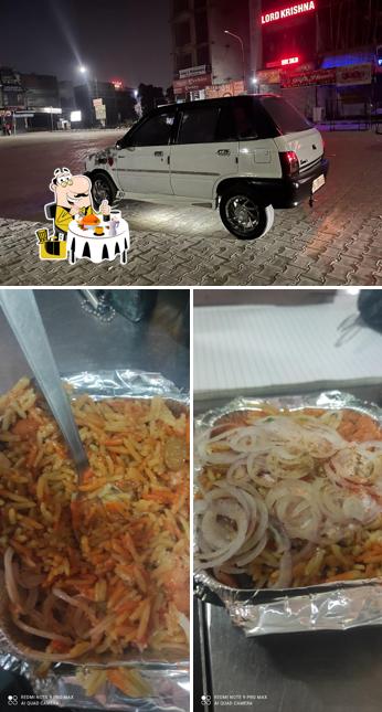 Among various things one can find food and exterior at Yogesh Golgappe