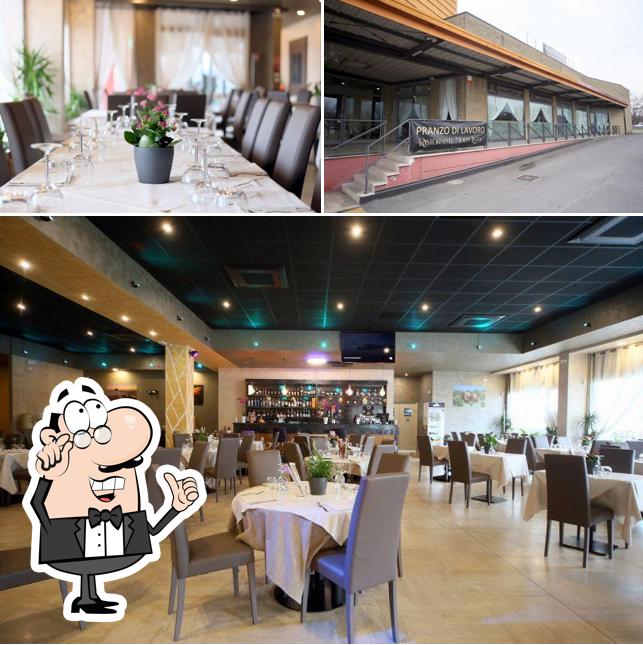 Tra le varie cose da Ristorante Moonlight si possono trovare la interni e esterno