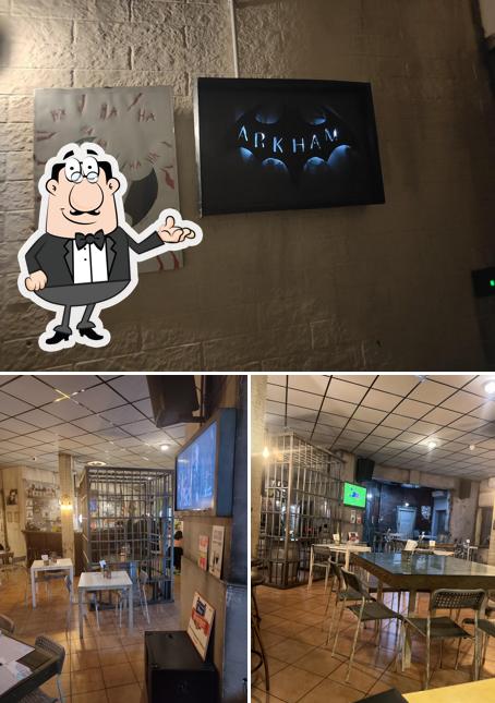 Siediti a un tavolo di Arkham Pub