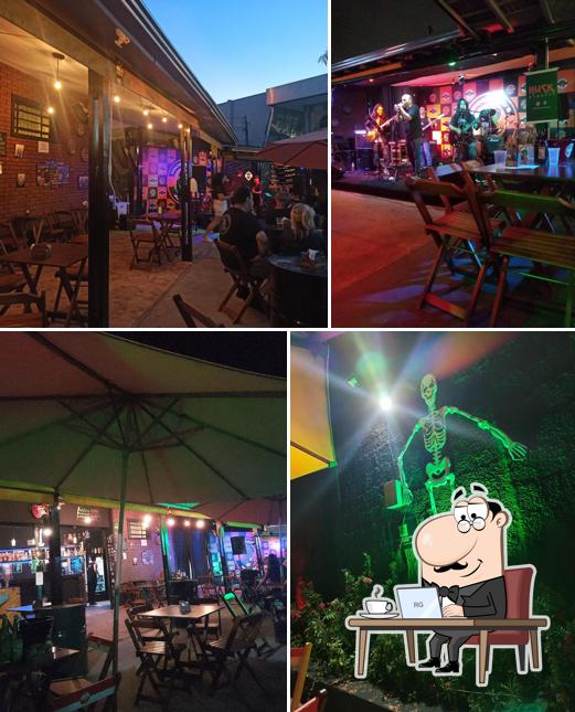 Sente em uma das mesas no Dinossauros Rock Bar