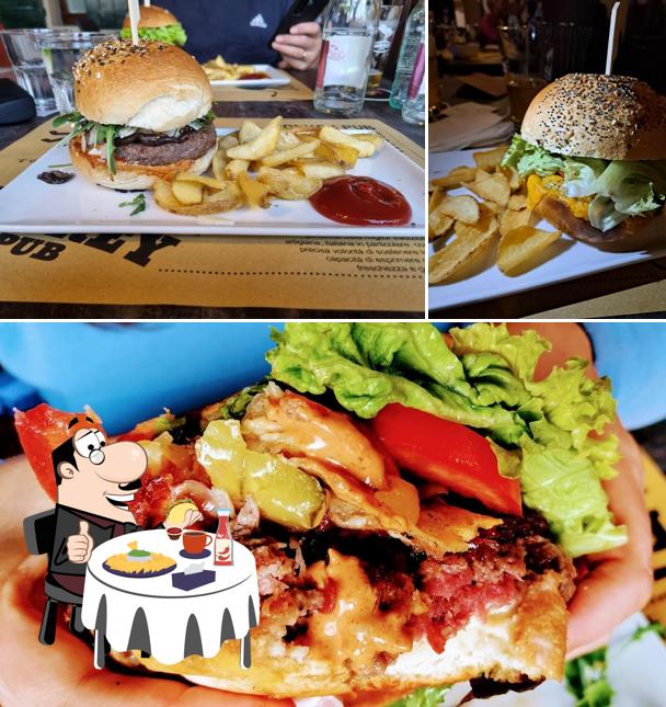 Donkey Pub serve un'ampia quantità di opzioni per gli amanti dell'hamburger