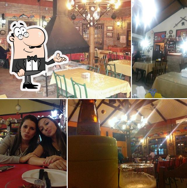 Sente em uma das mesas no Cassino Pizzaria