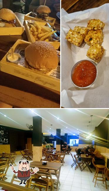 Confira a imagem mostrando comida e interior no Black's Burguer