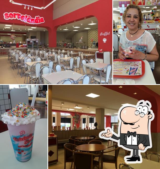 Sente em uma das mesas no Sorvelândia - Sinimbu