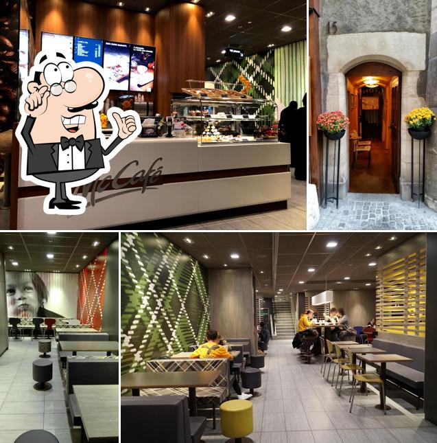 Siediti a un tavolo di McDonald’s Restaurant