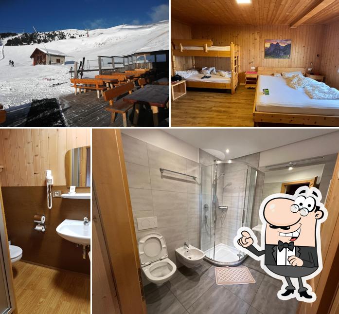 Siediti a un tavolo di Rifugio Fermeda Hütte