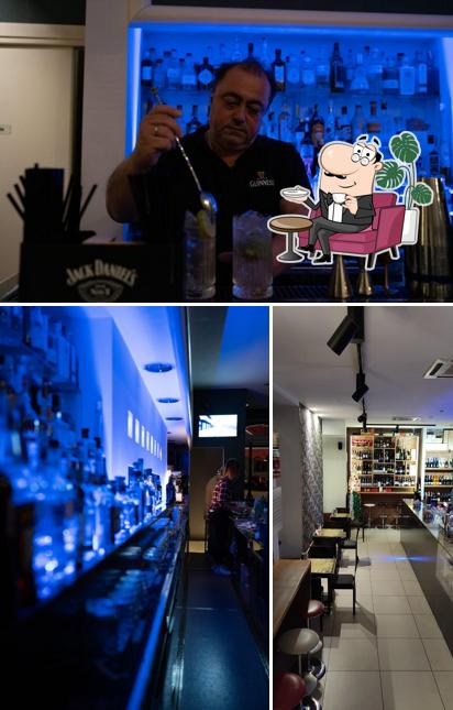 Dai un'occhiata agli interni di Plaza Café