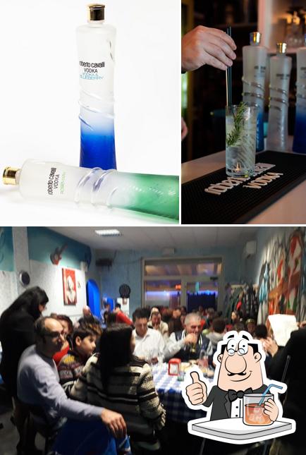 Guarda la foto che raffigura la bevanda e interni di Caffè Crystal