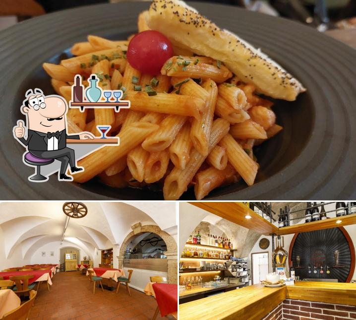 La immagine di interni e cibo da Ristorante Pizzeria Aquila Bianca