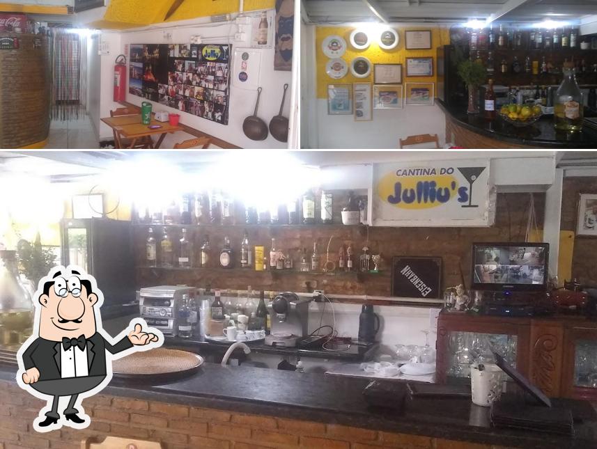 Sente em uma das mesas no Cantina do Julliu's