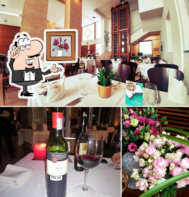 Sente em uma das mesas no Bellini Ristorante