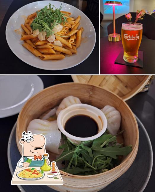 La foto di cibo e interni da GourmetBar by Novotel